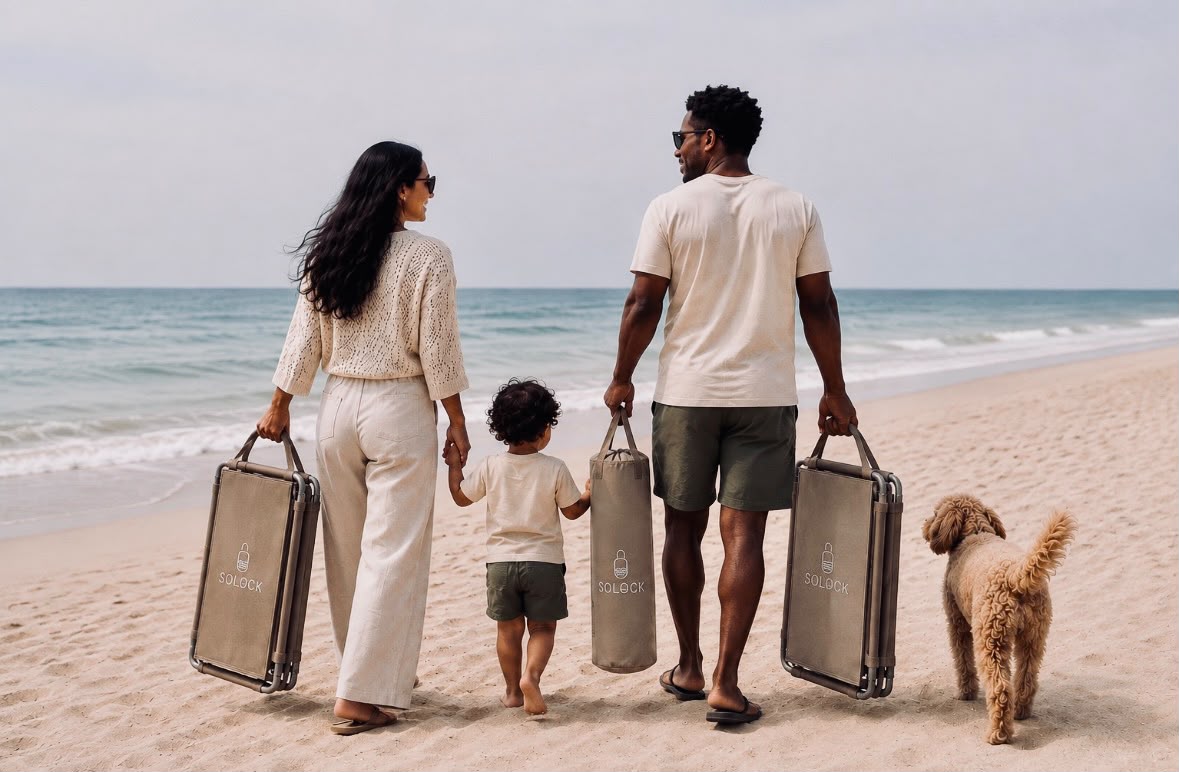 Familie loopt met Solock strandsets over het strand